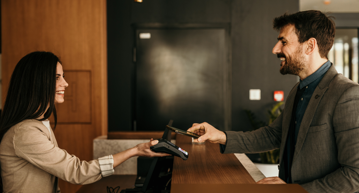 cliente del hotel pagando en recepción